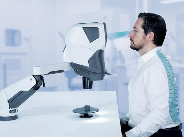 Mantis-stereo-microscope-user-in-ergonomic-working-postition-600x447-1.jpg