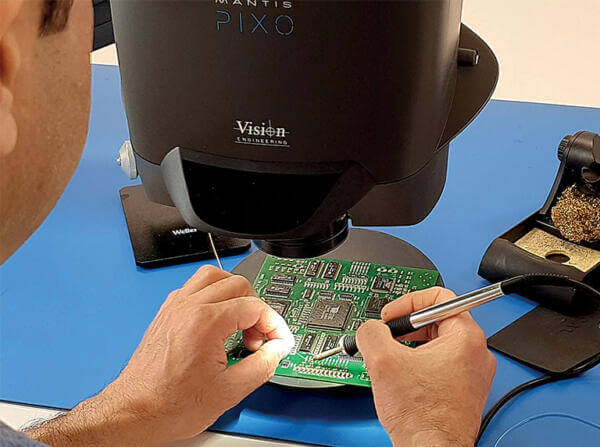 Soldering-PCB-with-Mantis-PIXO-stereo-microscope-600x447-tiny.jpg